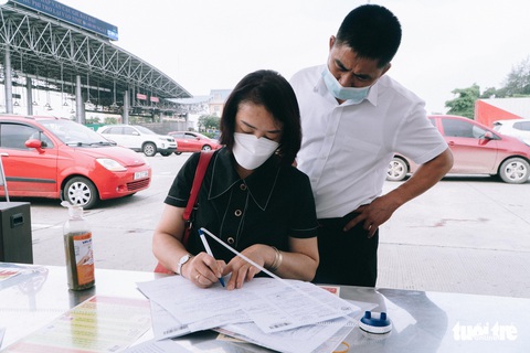 Dòng người nối đuôi nhau ra vào Hà Nội sau nới lỏng giãn cách - Ảnh 11. Dòng người nối đuôi nhau ra vào Hà Nội sau nới lỏng giãn cách - Ảnh 11.