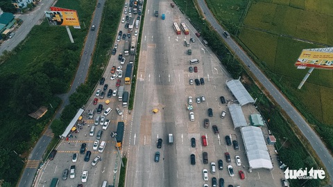Dòng người nối đuôi nhau ra vào Hà Nội sau nới lỏng giãn cách - Ảnh 1. Dòng người nối đuôi nhau ra vào Hà Nội sau nới lỏng giãn cách - Ảnh 1.