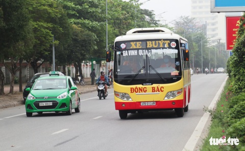Nghệ An cho xe buýt, taxi, xe khách nội tỉnh chạy lại, tài xế phấn khởi - Ảnh 1. Nghệ An cho xe buýt, taxi, xe khách nội tỉnh chạy lại, tài xế phấn khởi - Ảnh 1.
