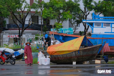 Ngư dân Đà Nẵng mang tàu thuyền lên đường, néo vô cây... đề phòng bão số 6 - Ảnh 5. Ngư dân Đà Nẵng mang tàu thuyền lên đường, néo vô cây... đề phòng bão số 6 - Ảnh 5.