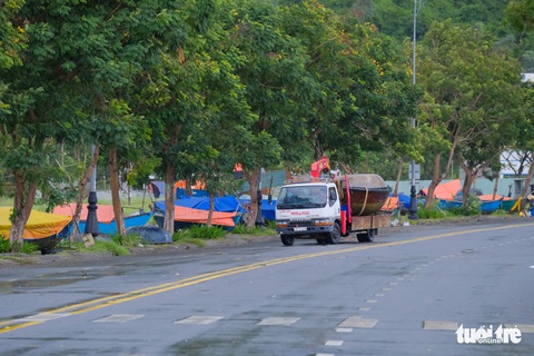 Ngư dân Đà Nẵng mang tàu thuyền lên đường, néo vô cây... đề phòng bão số 6 - Ảnh 3. Ngư dân Đà Nẵng mang tàu thuyền lên đường, néo vô cây... đề phòng bão số 6 - Ảnh 3.