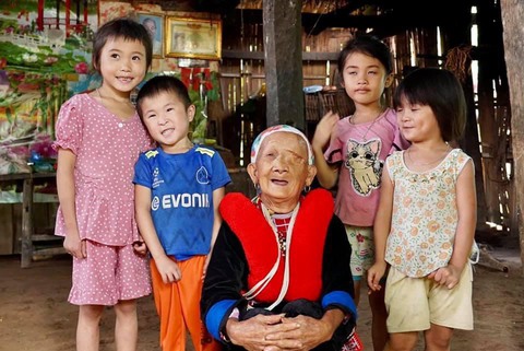 Nụ cười của hai người đàn bà mặt quỷ - Ảnh 1. Nụ cười của hai người đàn bà mặt quỷ - Ảnh 1.