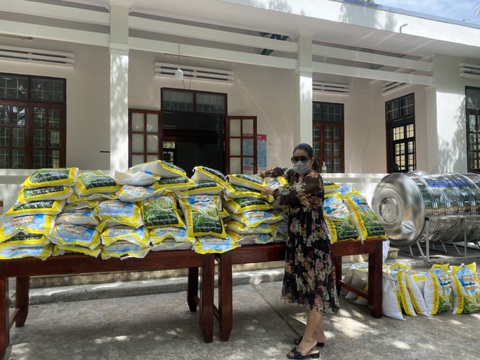 Công ty Madame Hoàng Vĩnh Hy phát gạo cho bà con tỉnh Ninh Thuận - Ảnh 1. Công ty Madame Hoàng Vĩnh Hy phát gạo cho bà con tỉnh Ninh Thuận - Ảnh 1.