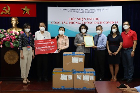 Techcombank trao tặng 2 triệu bộ kit test COVID-19 cho TP.HCM - Ảnh 1. Techcombank trao tặng 2 triệu bộ kit test COVID-19 cho TP.HCM - Ảnh 1.
