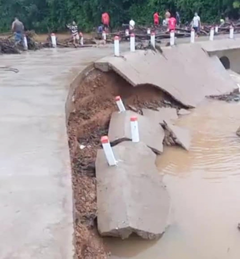 Lốc xoáy ở Quảng Nam làm nhà tốc mái, miền núi xói lở đập tràn - Ảnh 3. Lốc xoáy ở Quảng Nam làm nhà tốc mái, miền núi xói lở đập tràn - Ảnh 3.