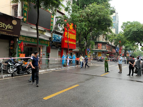 Một người chết trong tư thế treo cổ, xét nghiệm dương tính với COVID-19 - Ảnh 1. Một người chết trong tư thế treo cổ, xét nghiệm dương tính với COVID-19 - Ảnh 1.