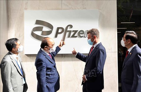 Chủ tịch nước Nguyễn Xuân Phúc đến thăm Công ty Pfizer - Ảnh 1. Chủ tịch nước Nguyễn Xuân Phúc đến thăm Công ty Pfizer - Ảnh 1.