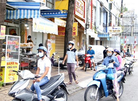 Dân Cần Thơ đi mua đồ ăn, sửa xe, cà phê... khi nới giãn cách, ai cũng tự 5K, khỏi nhắc - Ảnh 1. Dân Cần Thơ đi mua đồ ăn, sửa xe, cà phê... khi nới giãn cách, ai cũng tự 5K, khỏi nhắc - Ảnh 1.