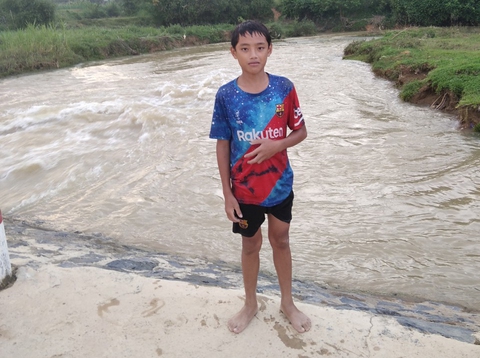 Khen thưởng học sinh lớp 7 dũng cảm cứu em nhỏ đuối nước - Ảnh 2. Khen thưởng học sinh lớp 7 dũng cảm cứu em nhỏ đuối nước - Ảnh 2.