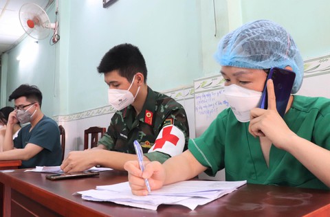 Chăm sóc F0 tại nhà: Chia nhỏ để quản, 2 người theo dõi 10 người bệnh - Ảnh 1. Chăm sóc F0 tại nhà: Chia nhỏ để quản, 2 người theo dõi 10 người bệnh - Ảnh 1.