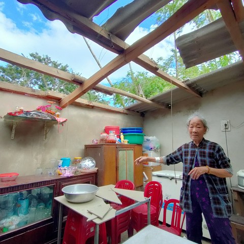 Lốc xoáy ở Quảng Nam làm nhà tốc mái, miền núi xói lở đập tràn - Ảnh 2. Lốc xoáy ở Quảng Nam làm nhà tốc mái, miền núi xói lở đập tràn - Ảnh 2.