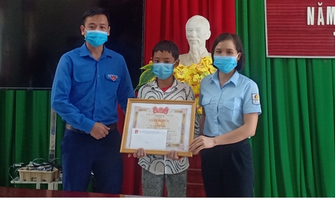 Khen thưởng học sinh lớp 7 dũng cảm cứu em nhỏ đuối nước - Ảnh 1. Khen thưởng học sinh lớp 7 dũng cảm cứu em nhỏ đuối nước - Ảnh 1.