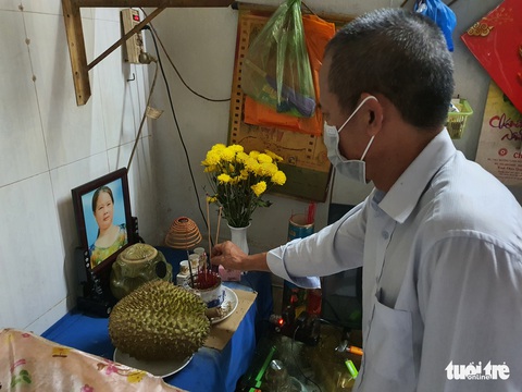 Mẹ đi rồi để lại ba cha con bơ vơ - Ảnh 1. Mẹ đi rồi để lại ba cha con bơ vơ - Ảnh 1.