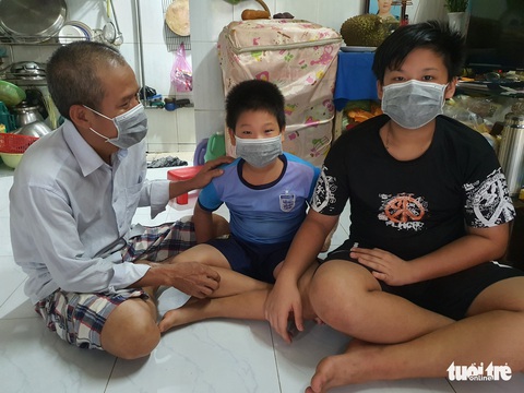 Mẹ đi rồi để lại ba cha con bơ vơ - Ảnh 2. Mẹ đi rồi để lại ba cha con bơ vơ - Ảnh 2.