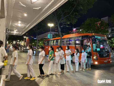 Sau gần 27.000 lượt vận chuyển miễn phí, Phương Trang tiếp tục đưa đón y bác sĩ làm nhiệm vụ - Ảnh 2. Sau gần 27.000 lượt vận chuyển miễn phí, Phương Trang tiếp tục đưa đón y bác sĩ làm nhiệm vụ - Ảnh 2.