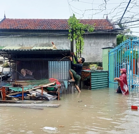 Mưa lớn, nhiều tuyến đường như sông, Quảng Ninh cho xe tải quân sự đón học sinh - Ảnh 3. Mưa lớn, nhiều tuyến đường như sông, Quảng Ninh cho xe tải quân sự đón học sinh - Ảnh 3.