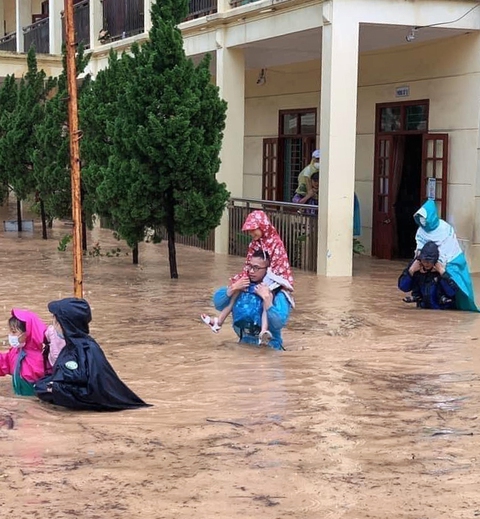 Mưa lớn, nhiều tuyến đường như sông, Quảng Ninh cho xe tải quân sự đón học sinh - Ảnh 2. Mưa lớn, nhiều tuyến đường như sông, Quảng Ninh cho xe tải quân sự đón học sinh - Ảnh 2.