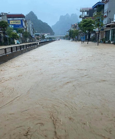 Mưa lớn, nhiều tuyến đường như sông, Quảng Ninh cho xe tải quân sự đón học sinh - Ảnh 4. Mưa lớn, nhiều tuyến đường như sông, Quảng Ninh cho xe tải quân sự đón học sinh - Ảnh 4.