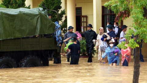 Mưa lớn, nhiều tuyến đường như sông, Quảng Ninh cho xe tải quân sự đón học sinh - Ảnh 1. Mưa lớn, nhiều tuyến đường như sông, Quảng Ninh cho xe tải quân sự đón học sinh - Ảnh 1.