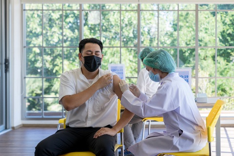 Lưu ý gì khi tiêm vắc xin ngừa COVID-19 mũi 2 - Ảnh 1. Lưu ý gì khi tiêm vắc xin ngừa COVID-19 mũi 2 - Ảnh 1.