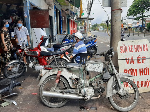Dân Cần Thơ đi mua đồ ăn, sửa xe, cà phê... khi nới giãn cách, ai cũng tự 5K, khỏi nhắc - Ảnh 3. Dân Cần Thơ đi mua đồ ăn, sửa xe, cà phê... khi nới giãn cách, ai cũng tự 5K, khỏi nhắc - Ảnh 3.