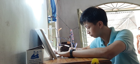 Cậu bé mồ côi cha thành thủ khoa vùng đất học - Ảnh 2. Cậu bé mồ côi cha thành thủ khoa vùng đất học - Ảnh 2.