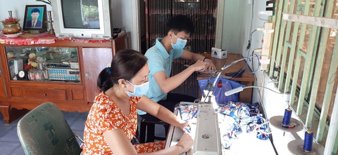 Cậu bé mồ côi cha thành thủ khoa vùng đất học - Ảnh 3. Cậu bé mồ côi cha thành thủ khoa vùng đất học - Ảnh 3.