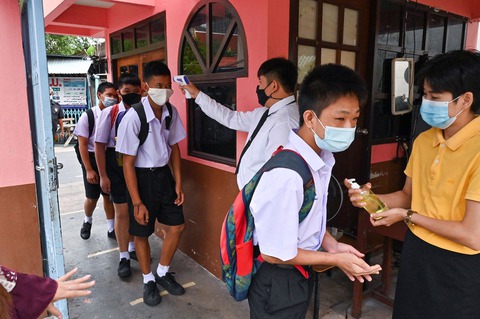 Thái Lan bồi thường nếu trẻ bị tác dụng phụ vắc xin COVID-19 - Ảnh 1. Thái Lan bồi thường nếu trẻ bị tác dụng phụ vắc xin COVID-19 - Ảnh 1.