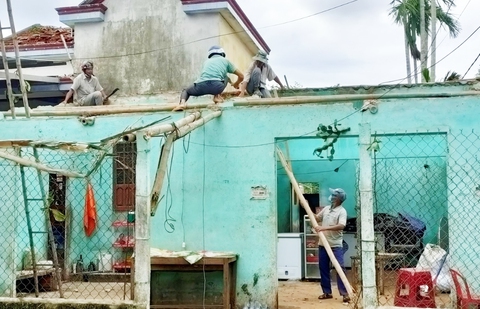Lốc xoáy ở Quảng Nam làm nhà tốc mái, miền núi xói lở đập tràn - Ảnh 5. Lốc xoáy ở Quảng Nam làm nhà tốc mái, miền núi xói lở đập tràn - Ảnh 5.