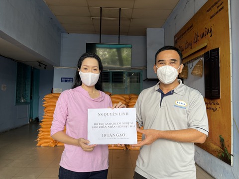 Khánh Vy dẫn Đường lên đỉnh Olympia năm thứ 22, Quyền Linh góp 10 tấn gạo làm từ thiện - Ảnh 5. Khánh Vy dẫn Đường lên đỉnh Olympia năm thứ 22, Quyền Linh góp 10 tấn gạo làm từ thiện - Ảnh 5.
