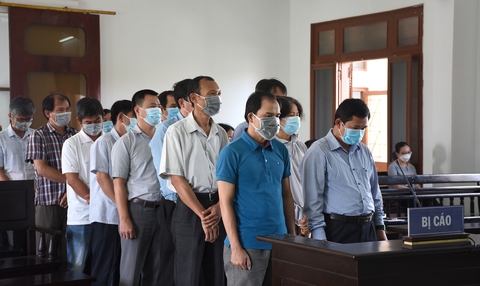 Xét xử 18 bị cáo vụ lộ đề thi công chức tại tỉnh Phú Yên - Ảnh 2. Xét xử 18 bị cáo vụ lộ đề thi công chức tại tỉnh Phú Yên - Ảnh 2.