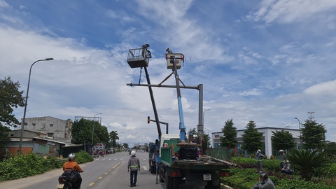 Di dời cụ đa 200 tuổi nặng trên 120 tấn - Ảnh 7. Di dời cụ đa 200 tuổi nặng trên 120 tấn - Ảnh 7.