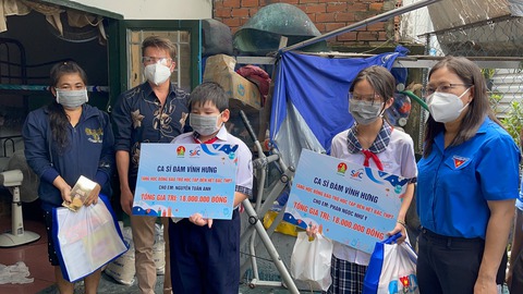 HHen Niê kêu gọi từ thiện, Đàm Vĩnh Hưng trao học bổng cho học sinh mồ côi vì COVID-19 - Ảnh 3. HHen Niê kêu gọi từ thiện, Đàm Vĩnh Hưng trao học bổng cho học sinh mồ côi vì COVID-19 - Ảnh 3.