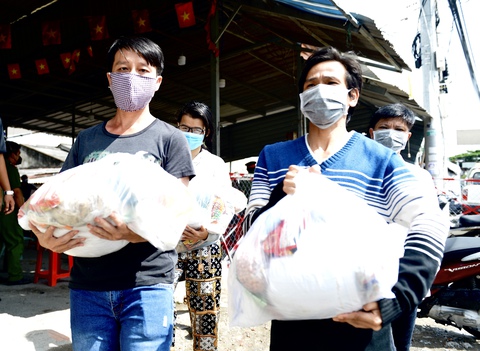 Các quận huyện đang lập danh sách hỗ trợ đợt 3 - Ảnh 1. Các quận huyện đang lập danh sách hỗ trợ đợt 3 - Ảnh 1.