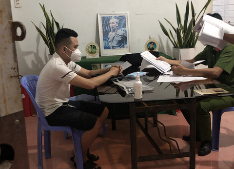 Dùng giấy đi đường giả ghi ‘đi đón con dâu nguyên Chủ tịch Quốc hội’ - Ảnh 1. Dùng giấy đi đường giả ghi ‘đi đón con dâu nguyên Chủ tịch Quốc hội’ - Ảnh 1.