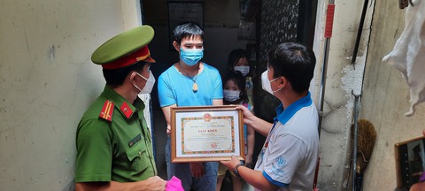 Dù khó khăn vẫn nhường cơm sẻ áo - Ảnh 1. Dù khó khăn vẫn nhường cơm sẻ áo - Ảnh 1.