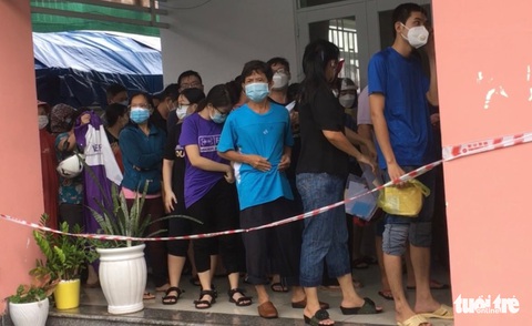 Nhiều người dân TP.HCM nhận thông báo tiêm mũi 2, đội mưa đến nơi rồi về vì... thiếu giấy mời - Ảnh 2. Nhiều người dân TP.HCM nhận thông báo tiêm mũi 2, đội mưa đến nơi rồi về vì... thiếu giấy mời - Ảnh 2.