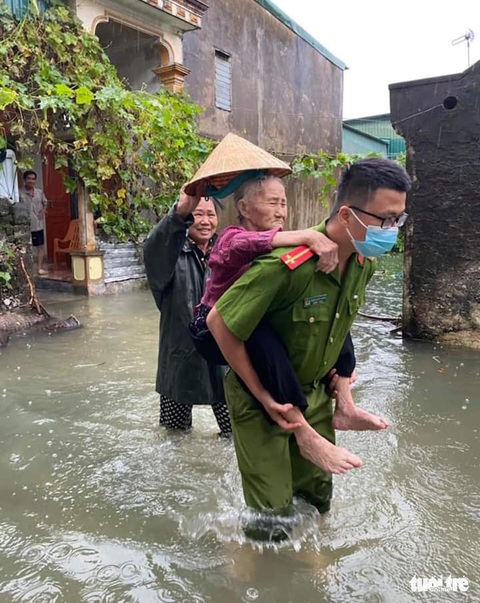 Nước dâng ngang bụng, cụ già, trẻ nhỏ tất tả chạy lũ - Ảnh 2. Nước dâng ngang bụng, cụ già, trẻ nhỏ tất tả chạy lũ - Ảnh 2.