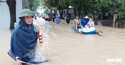 Nước dâng ngang bụng, cụ già, trẻ nhỏ tất tả chạy lũ - Ảnh 1. Nước dâng ngang bụng, cụ già, trẻ nhỏ tất tả chạy lũ - Ảnh 1.