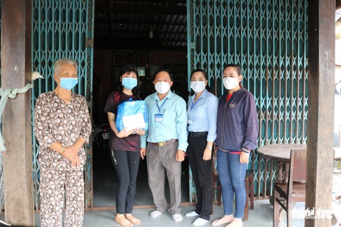 Cô sinh viên chật vật nuôi mơ ước giảng đường được tặng ngay tiền học phí - Ảnh 1. Cô sinh viên chật vật nuôi mơ ước giảng đường được tặng ngay tiền học phí - Ảnh 1.