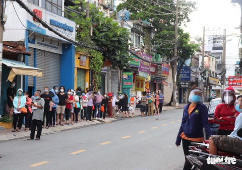 Nhiều người dân TP.HCM nhận thông báo tiêm mũi 2, đội mưa đến nơi rồi về vì... thiếu giấy mời - Ảnh 4. Nhiều người dân TP.HCM nhận thông báo tiêm mũi 2, đội mưa đến nơi rồi về vì... thiếu giấy mời - Ảnh 4.