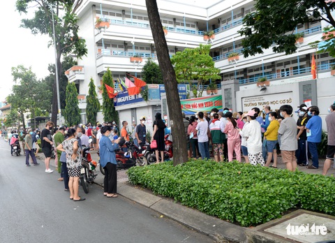 Nhiều người dân TP.HCM nhận thông báo tiêm mũi 2, đội mưa đến nơi rồi về vì... thiếu giấy mời - Ảnh 5. Nhiều người dân TP.HCM nhận thông báo tiêm mũi 2, đội mưa đến nơi rồi về vì... thiếu giấy mời - Ảnh 5.