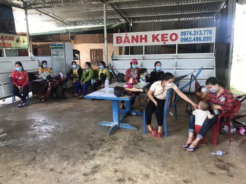 Đắk Nông đề nghị Nghệ An đón 130 công nhân cạo mủ cao su đi từ Bình Phước bị kẹt ở đây - Ảnh 3. Đắk Nông đề nghị Nghệ An đón 130 công nhân cạo mủ cao su đi từ Bình Phước bị kẹt ở đây - Ảnh 3.