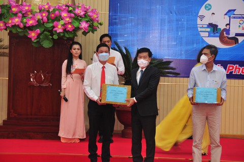 Tiếp nhận hơn 25 tỉ đồng hỗ trợ học sinh Bình Phước học trực tuyến - Ảnh 1. Tiếp nhận hơn 25 tỉ đồng hỗ trợ học sinh Bình Phước học trực tuyến - Ảnh 1.