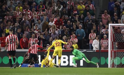 Liverpool bị tân binh Brentford cầm chân 3-3 sau màn rượt đuổi tỉ số - Ảnh 4. Liverpool bị tân binh Brentford cầm chân 3-3 sau màn rượt đuổi tỉ số - Ảnh 4.