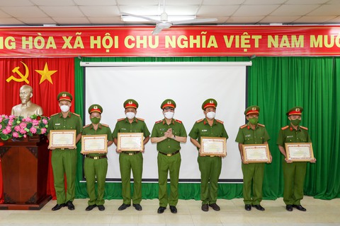 Bộ Công an tặng bằng khen cho chuyên án phá đường dây đánh bạc 157 tỉ ở Cần Thơ - Ảnh 1. Bộ Công an tặng bằng khen cho chuyên án phá đường dây đánh bạc 157 tỉ ở Cần Thơ - Ảnh 1.