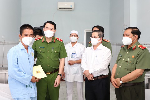 Bộ Công an tặng bằng khen cho chuyên án phá đường dây đánh bạc 157 tỉ ở Cần Thơ - Ảnh 2. Bộ Công an tặng bằng khen cho chuyên án phá đường dây đánh bạc 157 tỉ ở Cần Thơ - Ảnh 2.