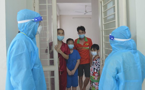 Học trực tuyến trong bệnh viện dã chiến - Ảnh 6. Học trực tuyến trong bệnh viện dã chiến - Ảnh 6.