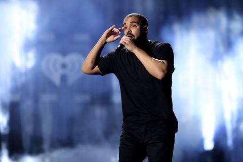 Drake có ngang tầm Michael Jackson? - Ảnh 1. Drake có ngang tầm Michael Jackson? - Ảnh 1.