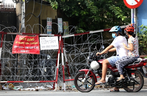Tháo gỡ rào chắn ở TP.HCM: tháo chướng ngại vật và tâm lý nặng nề cho người dân - Ảnh 3. Tháo gỡ rào chắn ở TP.HCM: tháo chướng ngại vật và tâm lý nặng nề cho người dân - Ảnh 3.